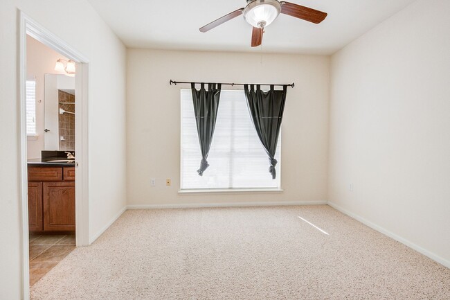 Building Photo - Home in a gated community with no back nei...