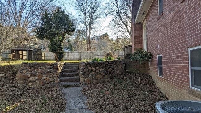 Building Photo - 2 bedroom 1 bath basement apartment with washer and dryer in Forest Hills, Cullowhee NC available...