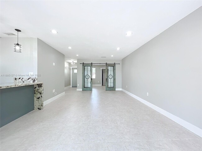 Building Photo - 13804 Kendale Lakes Dr