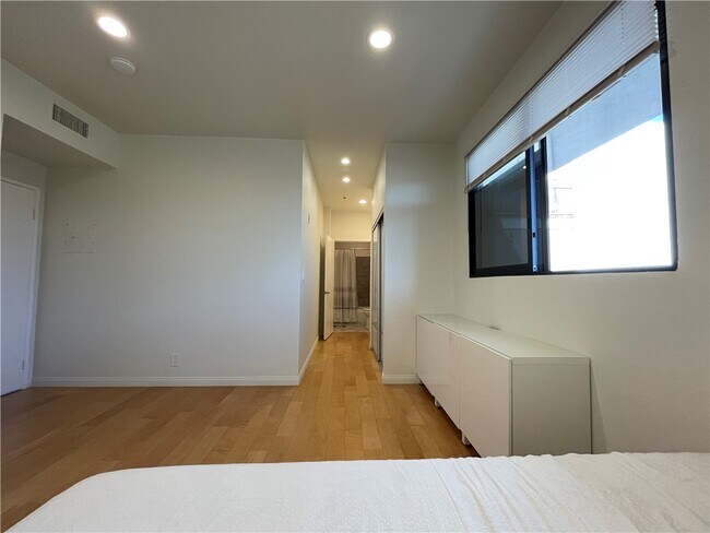 Building Photo - 533 S St Andrews Pl
