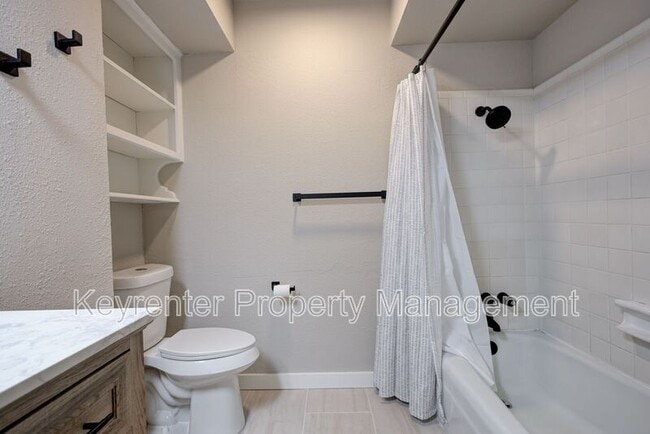 Building Photo - 314 N Lakeside Terrace