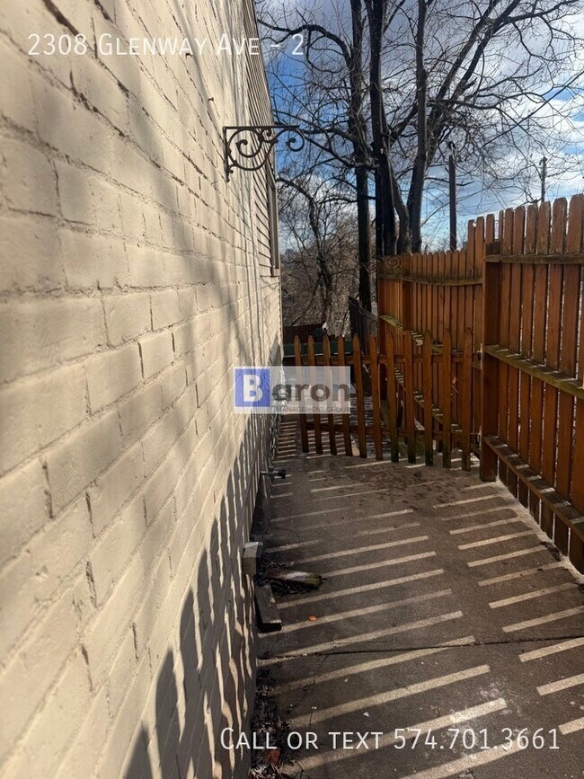 Building Photo - 2308 Glenway Ave