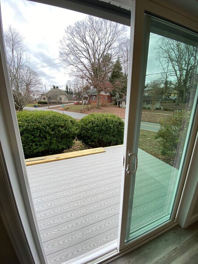 Building Photo - West AVL - Remodeled and Ready!