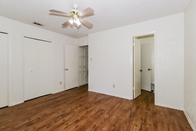 Building Photo - 323 W William Cannon Dr