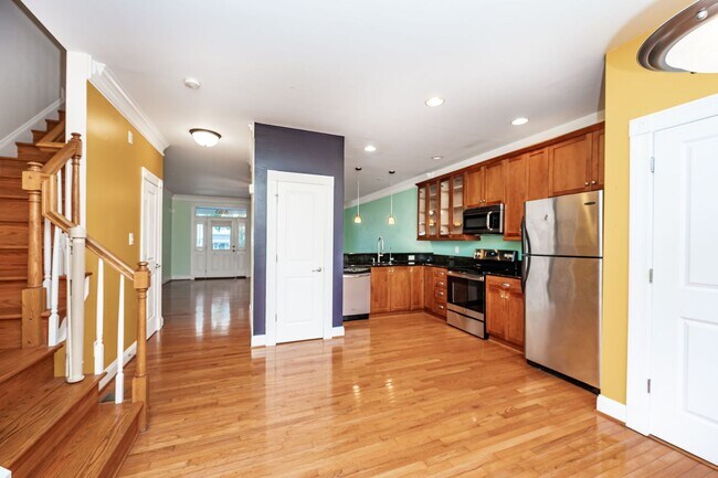 Building Photo - Modern 3BR/2.5BA Oregon Hill Townhome with 2-Car Garage — Walk to VCU & James River — $2,550/mo!