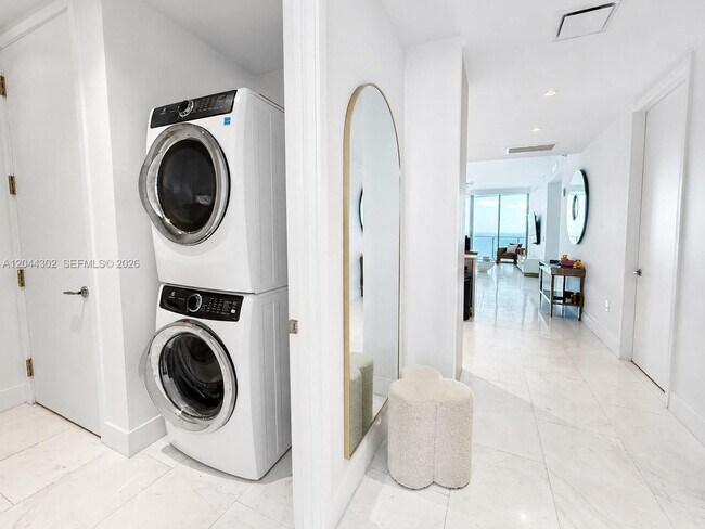 Building Photo - 15701 Collins Ave