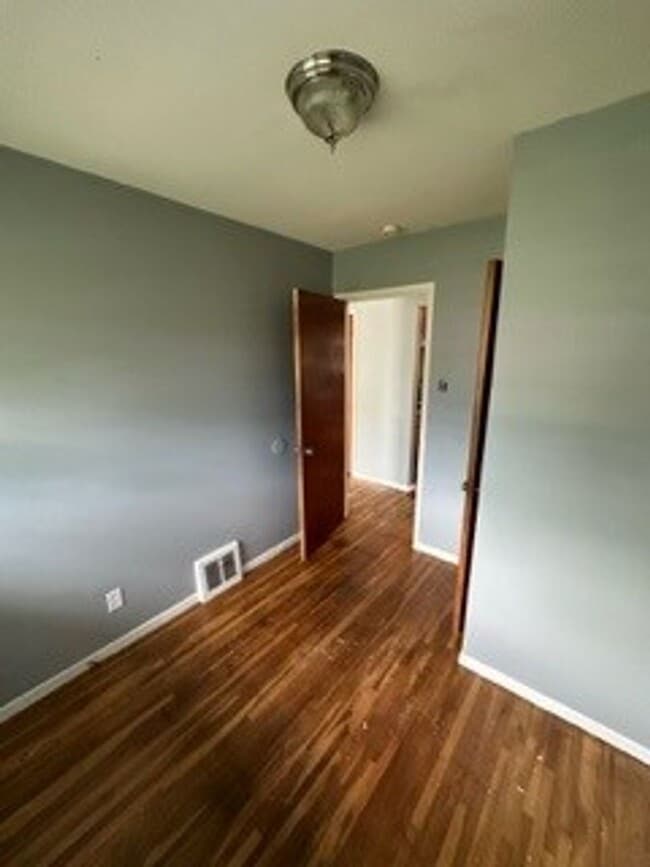 Building Photo - 3 Bed 1 Bath Singe Family Home Ready for Move in!!