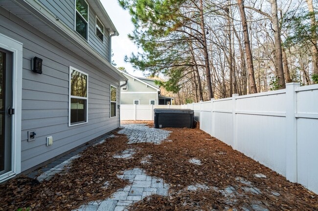 Building Photo - Relaxed Summerville Living Starts Here!