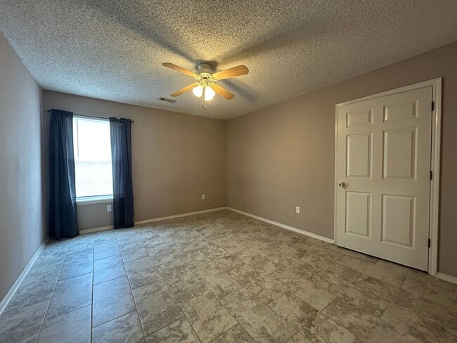 Building Photo - 3 Bed / 2 Bath Extremely close to Wedington Exit! Pre-leasing for Aug 10 Move-in!