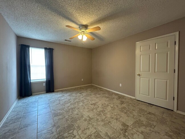 Building Photo - JUST REDUCED!!! 3 Bed / 2 Bath Extremely close to Wedington Exit!