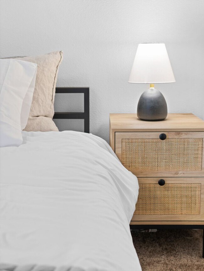 Building Photo - Bright & Comfortable 3 Bedroom Home (Furnished)