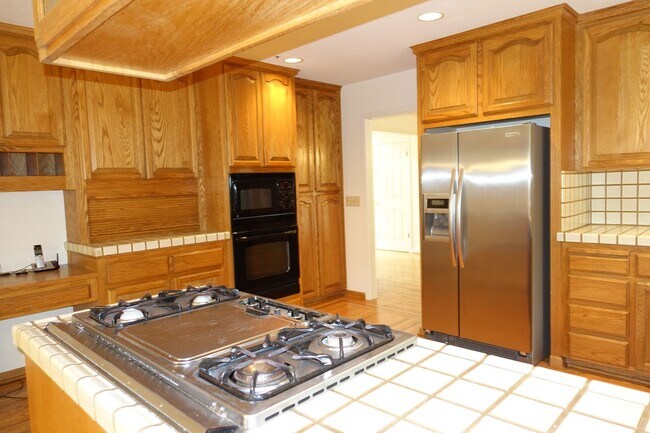 Building Photo - Spacious home, close to downtown Los Altos.  Easy commute location. Great Los Altos Schools!