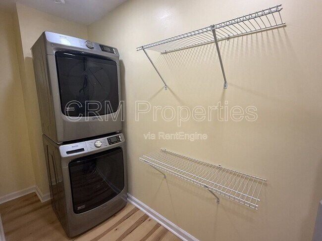 Building Photo - 808 Maumee Dr