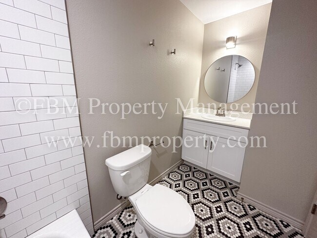 Building Photo - Hidden Creek Townhomes, Unit 311 - Gorgeou...