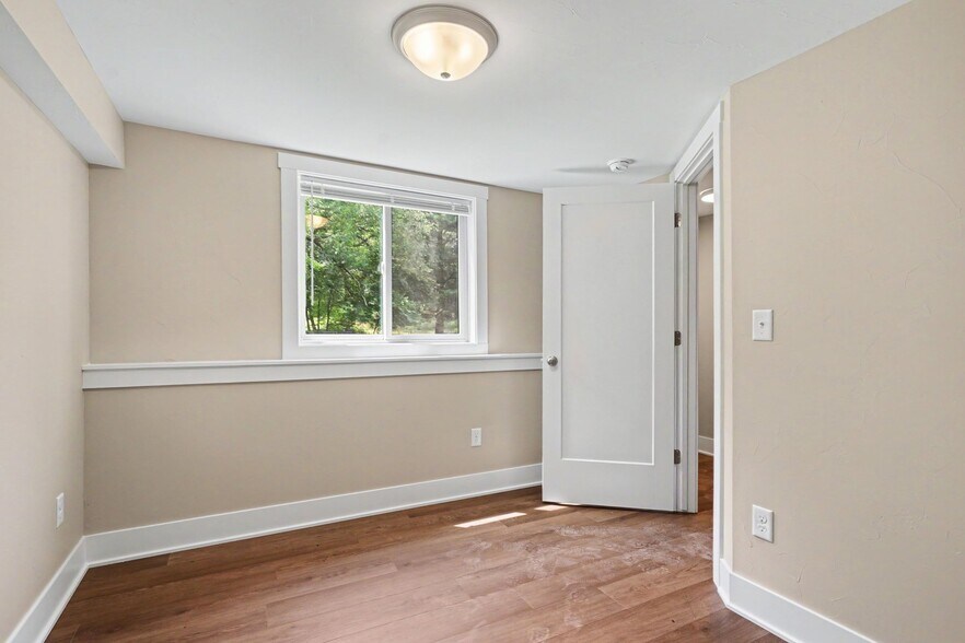 Building Photo - 136 Scotts Dr