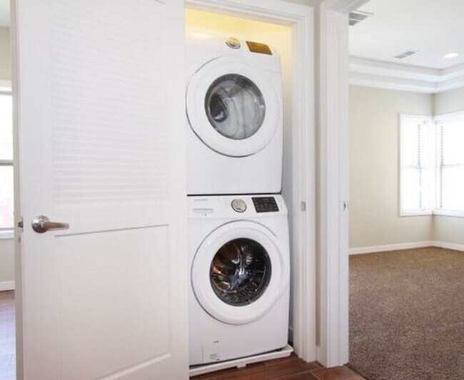 Building Photo - 744 Westfield Ave