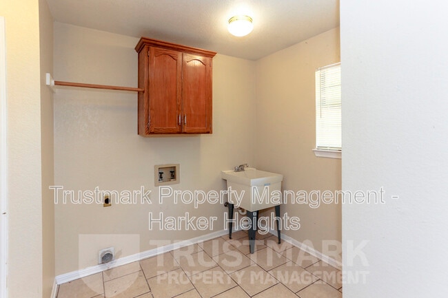 Building Photo - 800 Silver Creek Dr