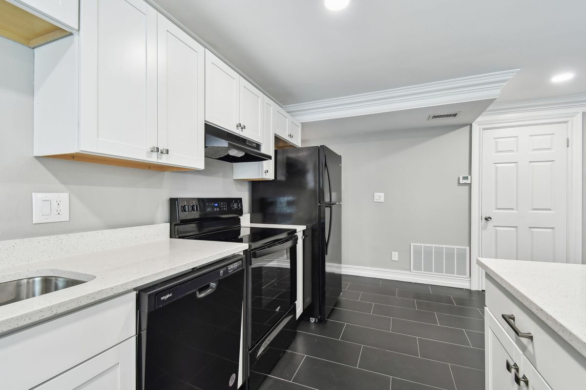 Building Photo - 2942 W Bay Dr