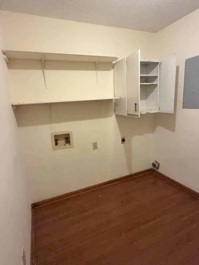 Building Photo - Adorable 2 Bedroom Duplex-106-B Pete Jones...
