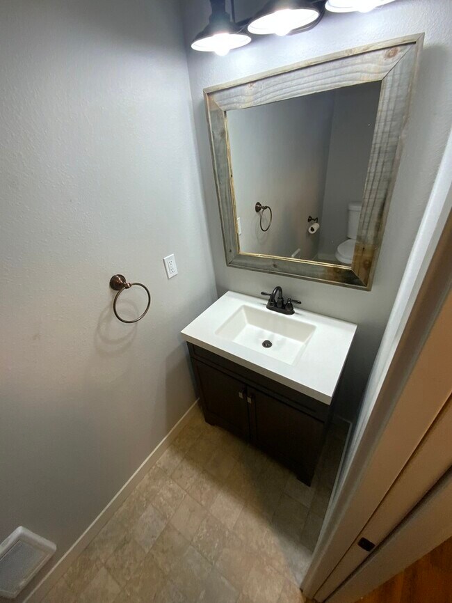 Building Photo - Immaculate N Tacoma 3bdr 2bath with full size W/D