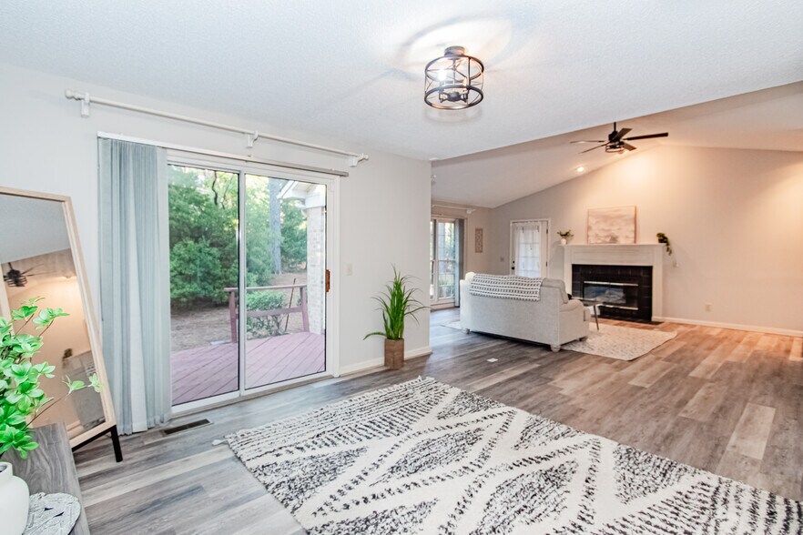 Building Photo - 965 Monticello Dr