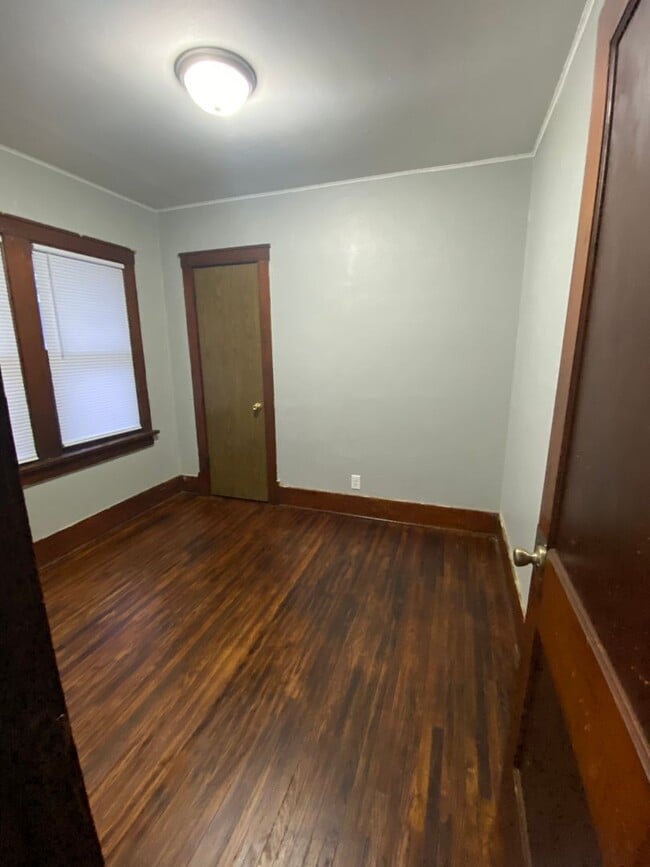 Building Photo - 2 Bedroom, 1 Bath Home Single Stall Attach...