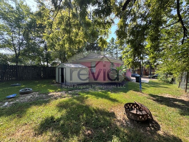 Building Photo - 2 Bedroom 1 Bath House!!