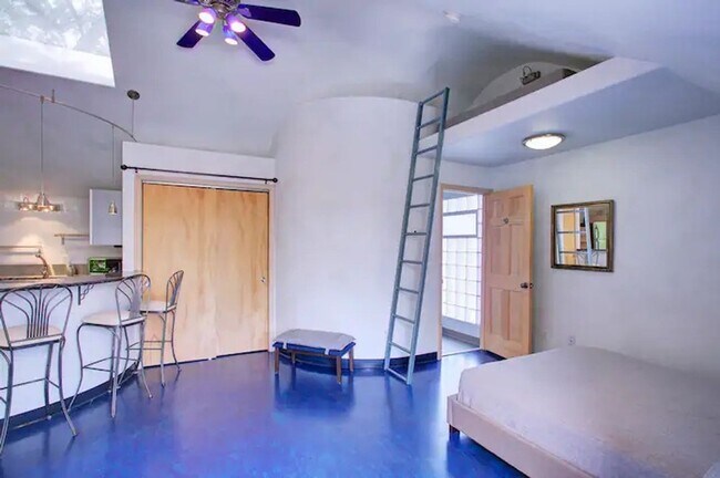 Building Photo - Unique Carriage House in Historic Congress...