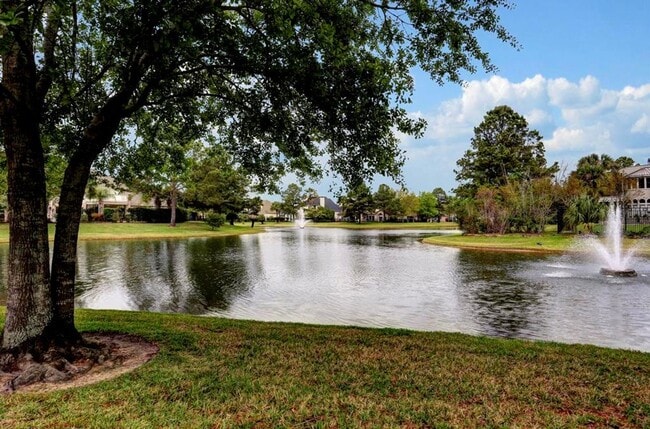 Building Photo - Spacious 5-Bedroom Lakeview Home with Pool...