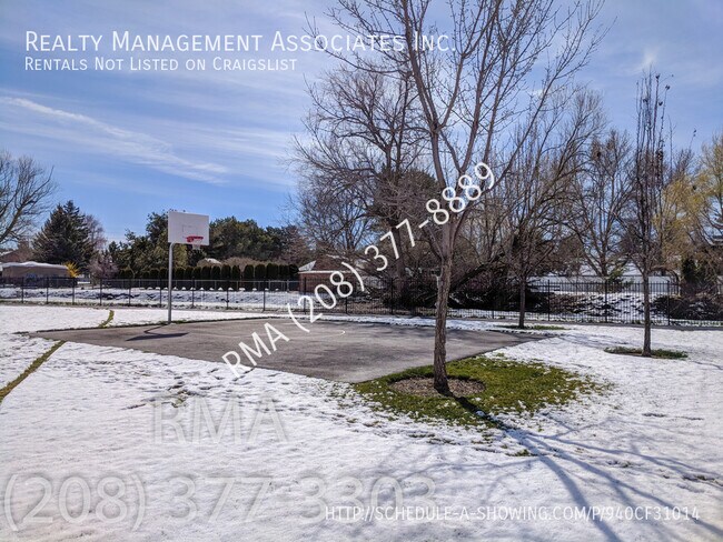 Building Photo - Gorgeous Townhouse Located in Meridian Nea...