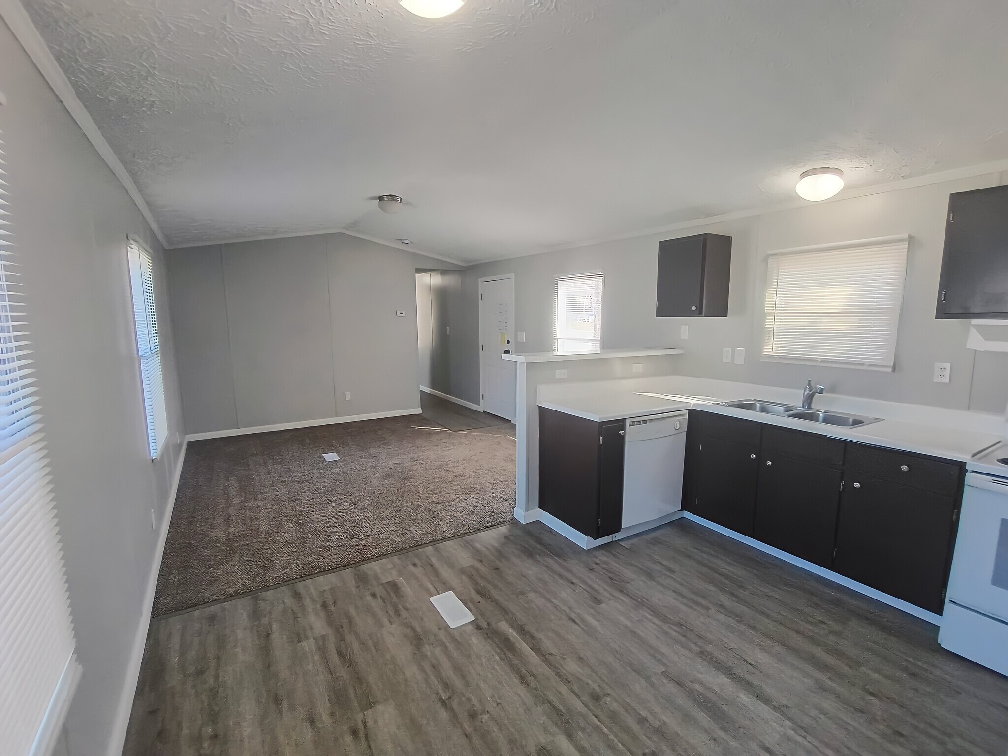 Building Photo - 42 Deerwood Park