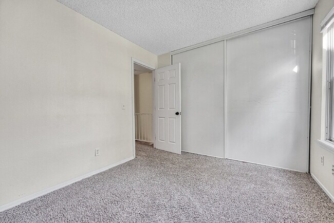 Building Photo - $1,465 - 2 Bed 1 Bath Townhome in Aurora with In Unit Laundry!