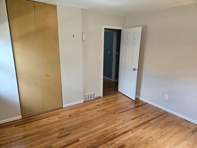 Building Photo - Well maintained 3 bedroom home