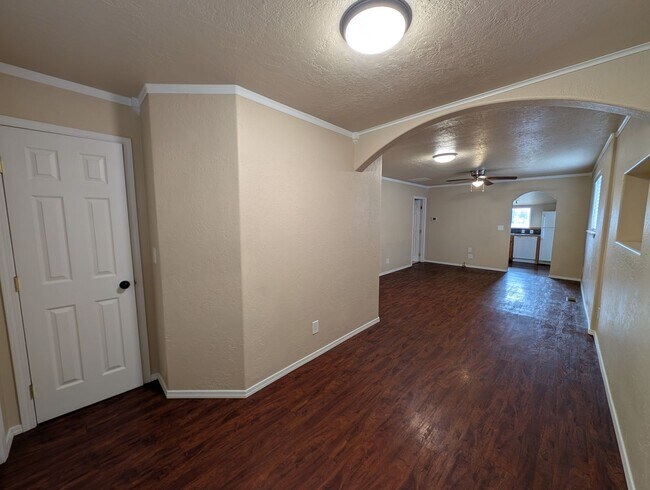 Building Photo - Easy Commute with Stunning Views!