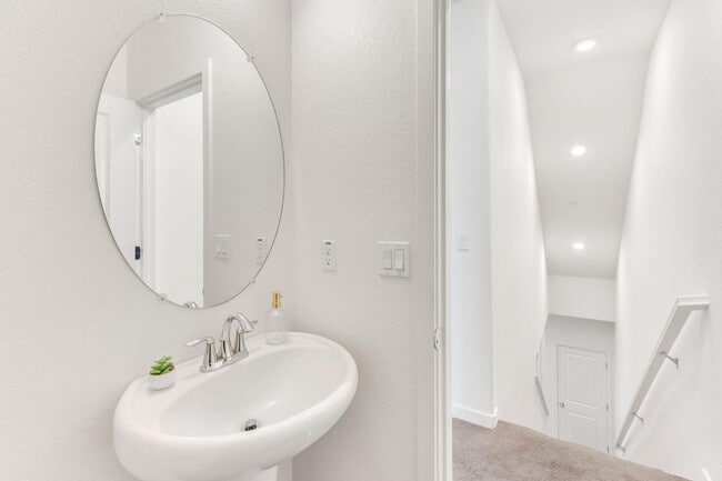 Building Photo - 4 Bed / 3.5 Bath Rancho Cordova Home – First Month $2,795 Move-In Special!