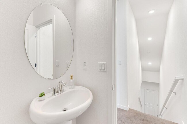 Building Photo - Spacious 3-Story Home in Rancho Cordova