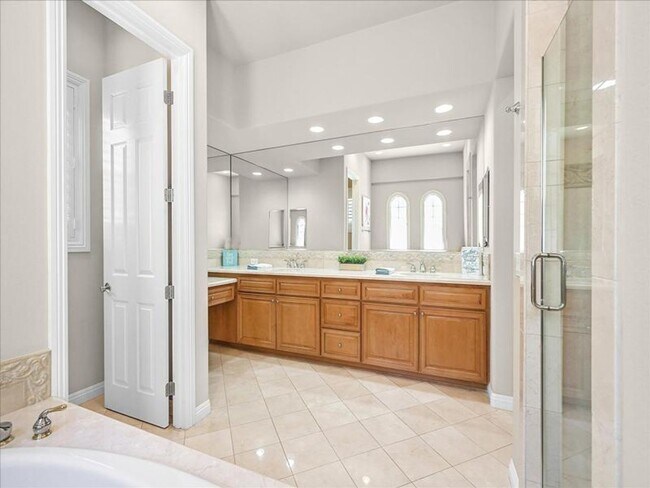 Building Photo - Luxury living in guard gated Resort Villas...