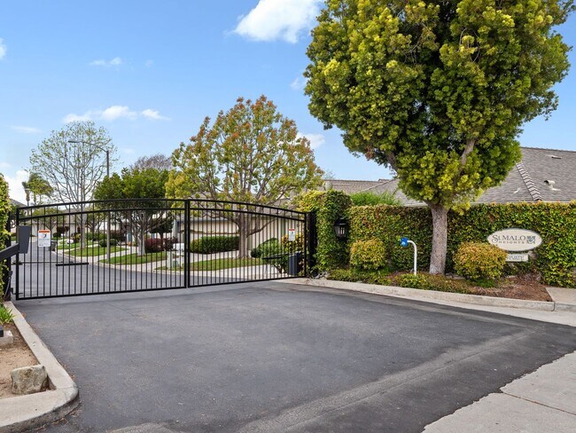 Building Photo - Modern & Gorgeous Private 2 BD / 1 BA Uppe...