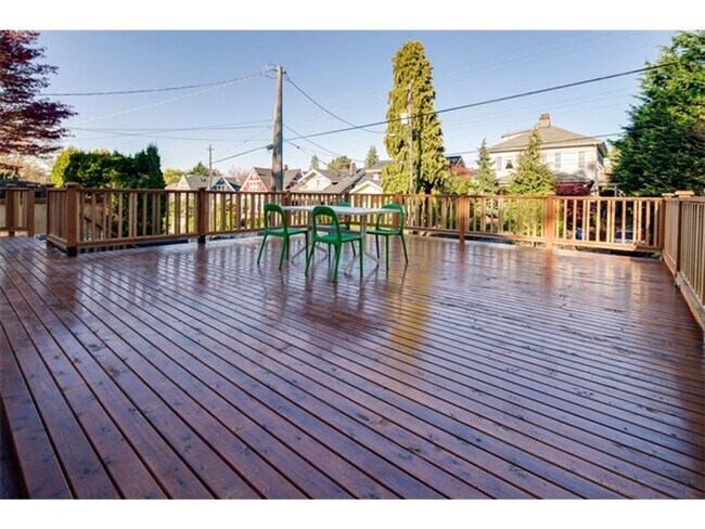 Building Photo - Incredible 3 Bed 2 Bath Madrona Home for L...