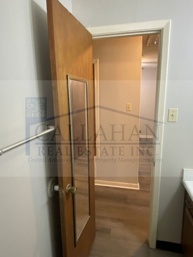 Building Photo - 8307 W Woodview Dr