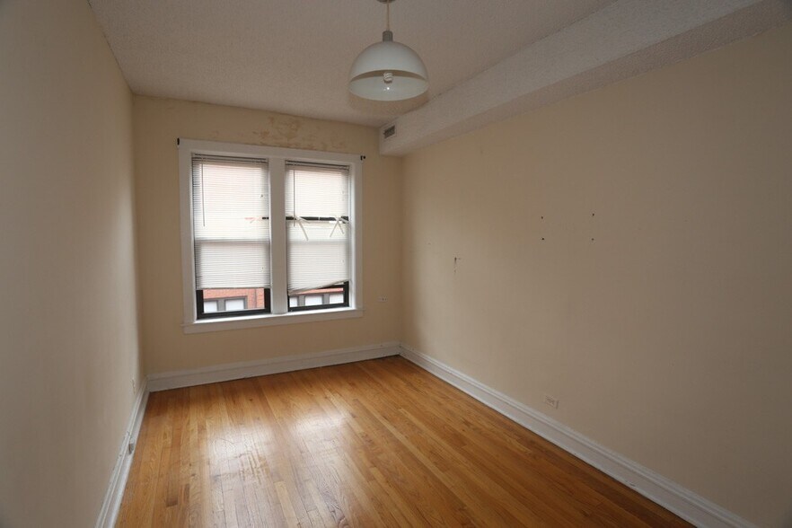 Building Photo - 3522 N Racine Ave