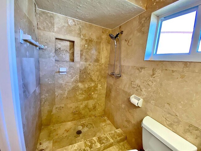 Building Photo - 213 NE 9th Ave