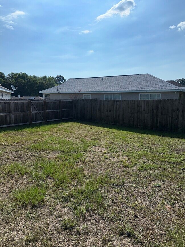 Building Photo - Cute 2/2 with garage and a nice size Flori...