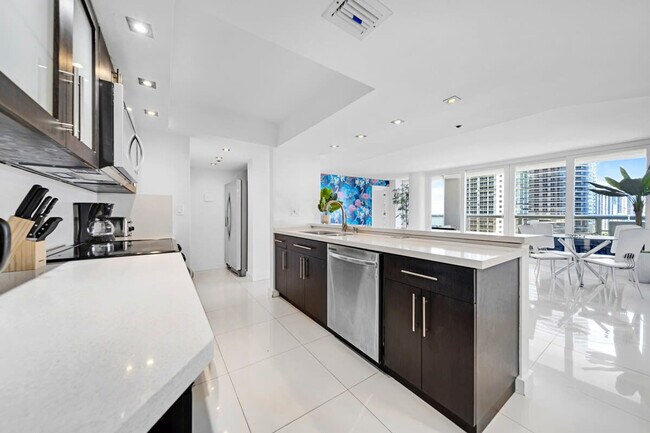 Building Photo - 1717 N Bayshore Dr