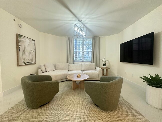 Building Photo - 630 S Sapodilla Ave