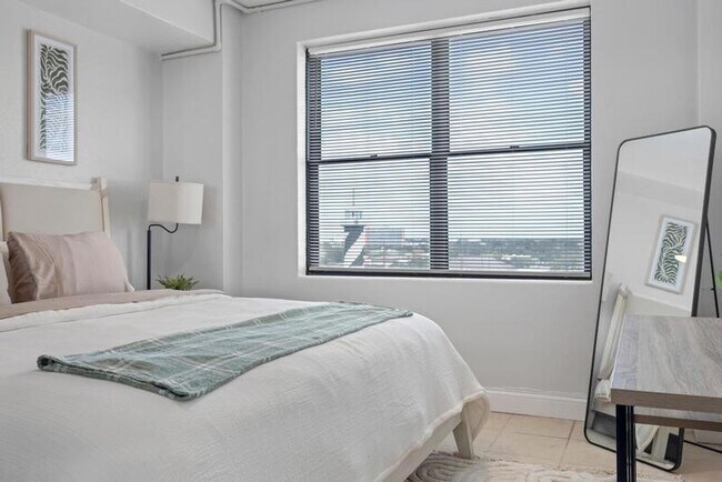 Building Photo - 311 W Ashley St