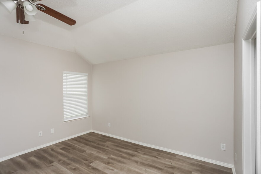 Building Photo - 1203 Hampton Dr