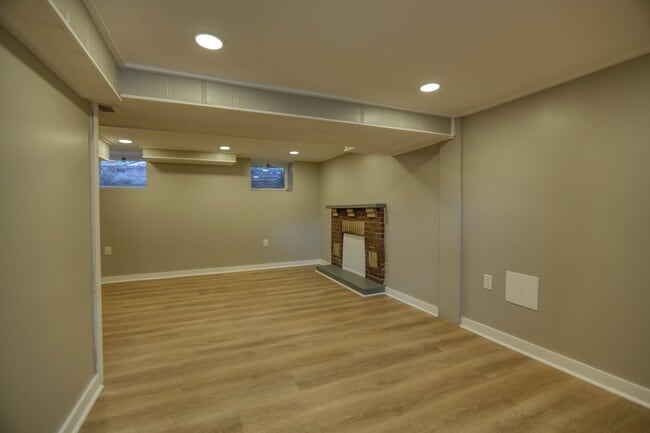 Building Photo - 604 Middle Ave