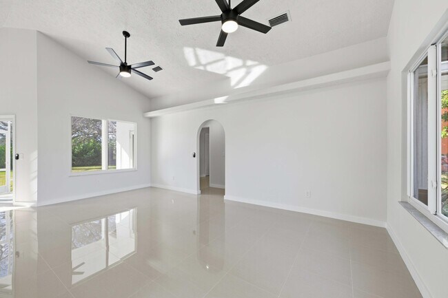 Building Photo - 3031 SE Galt Cir