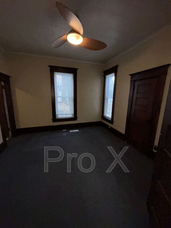 Building Photo - 404 W 1st St